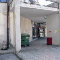 Avtobusna postaja v Postojni je ena od dveh stavb, zoper kateri občina že ukrepa z novim odlokom