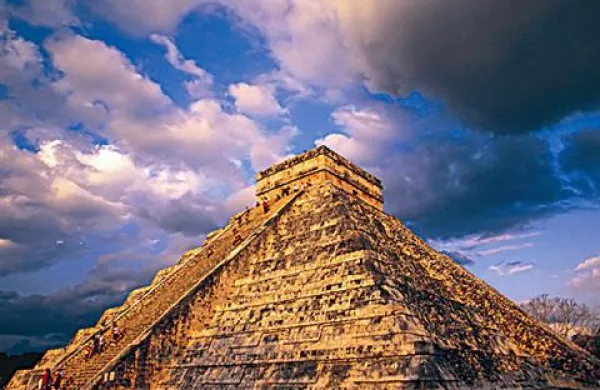 Piramida El Castillo v Chichen Itzi na Jukatanu