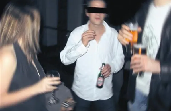 Poletna druženja in popivanja se lahko končajo z nesporazumi, poskusi spolnih zlorab ali celo s posilstvi (fotografija je simbolična)