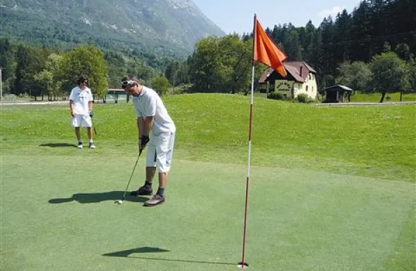Trava na golf igrišču se  počasi, toda vztrajno krepi in omogoča dobro igro  