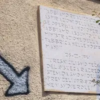 “Uresničili smo težnjo delavskega razreda,  s tem da smo mi, delavci, prevzeli upravo tovarne v svoje roke,”  tabla spominja  na neke druge čase  