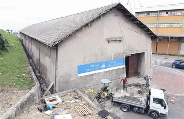 Pročelje Libertasa ob severni koprski obvoznici še krasi oglas za Primorski poletni festival, odkar so tam  pred dvema letoma uprizorili gledališko igro Milana Rakovca Riva i druži - Prihajajo tovariši. A ideje, da bi tam uredili  istrski Cankarjev dom, koprske občine ne prepričajo.         