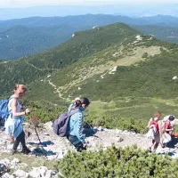 Pogled z vrha proti Malemu Snežniku in navzdol proti Sviščakom