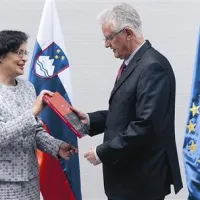 Varuhinja človekovih pravic izroča svoje poročilo predsedniku državnega zbora Pavlu Gantarju 