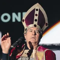 Terry Jones je motovunski festival ob izteku blagoslovil v opravi, ki jo je uvodnega večera nosil Radko Polič - Rac