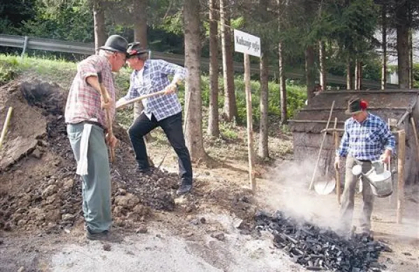 Zlaganje kope in kuhanje oglja je bilo nekoč za gozdarje dolgotrajno opravilo. Da so kopo razdrli in v njej namesto drv našli oglje, so morali čakati tudi 40 dni, nato pa je sledilo še nekajdnevno hlajenje in pakiranje.