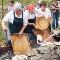 Perice so v koritu na roke, z doma kuhano žajfo, dobro pomencale umazano žehto, pri tem pa jim ni zmanjkalo energije za vaško čenčanje.