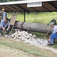  Obiskovalci so si lahko na prizorišču sobotne prireditve ogledali tudi tehniko tolčenja kamnov, ki so jih potrebovali za nasipanje in urejanje vaških poti.