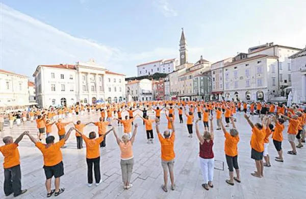 Vadbi, ki poteka pod vodstvom prostovoljcev, se  pridruži  od   400 do 500 ljudi