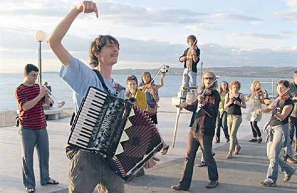 Tako so se nekaj let nazaj na koprskem pomolu predstavili mladi etno glasbeniki z Matijo Solcetom na čelu 