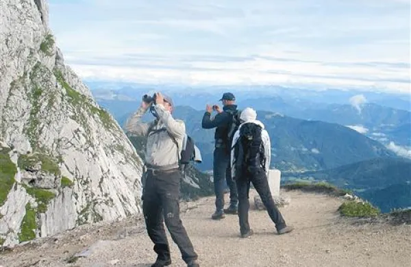 Gorski policist, inšpektor Triglavskega narodnega parka in tržna inšpektorica so nadzirali planince pod Mangrtom