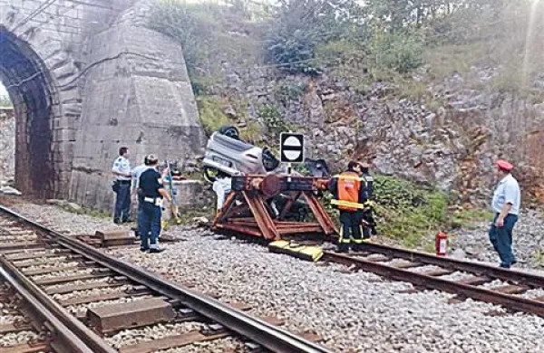S fiesto je pristal osem metrov globoko na slepem tiru