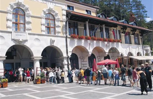 V vrsti pred Postojnsko jamo je devet od desetih gostov iz tujine