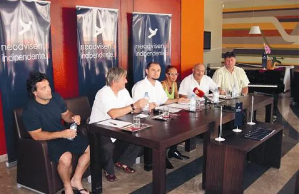 Z leve: Mojmir Kovač, Slavko Ivančič, Gašpar G. Mišič, Natalija Planinc, Gianfranco Giassi, Milan Lušina, z izjemo Planinčeve vsi člani stranke