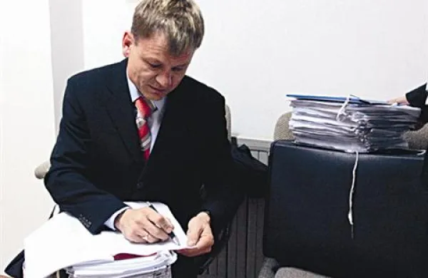 Primer je pričela spremljati tudi Evropska komisija