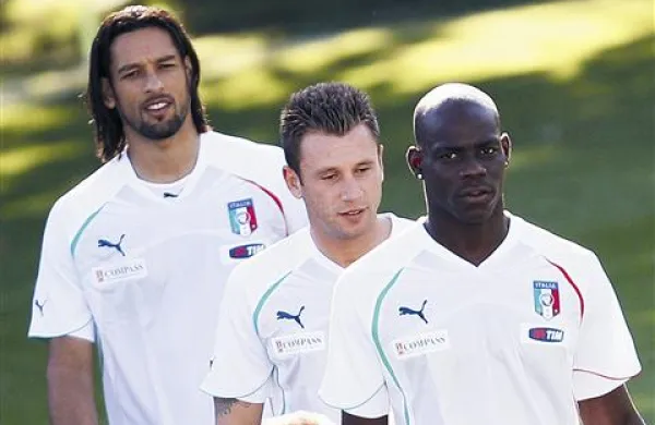 Italijanski novinci so se naključno postavili v vrsto na treningu v svoji bazi v Covercianu - z leve Amauri,  Antonio Cassano in Mario Balotelli