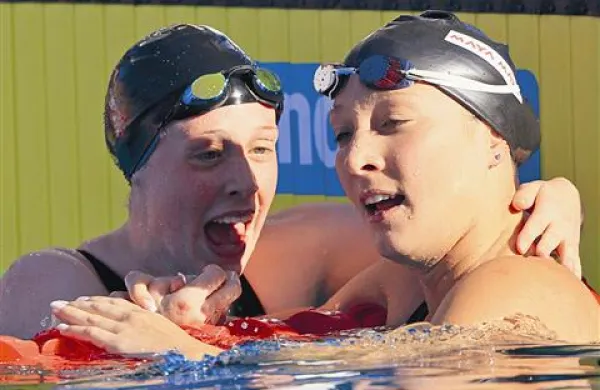 Anja Klinar (desno) je z nekoliko grenkim nasmeškom čestitala zmagovalki na 400 metrov mešano, Britanki Hannah Miley