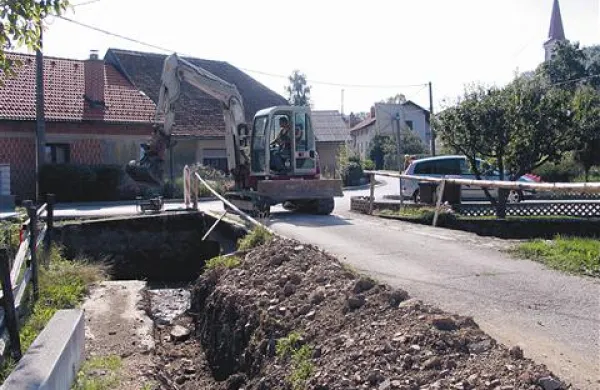 V Slavini širijo most na cesti do gasilskega doma