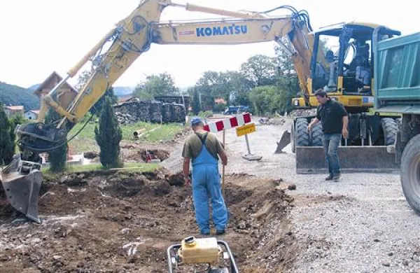 Glavno cesto skozi Bač, ki je še vedno gradbišče, naj bi asfaltirali do konca avgusta