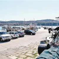 Na glavnem pomolu naj bi v dveh letih sanirali valobran in obalo, v ribiškem pristanišču pa bi zgradili podzemno skladišče