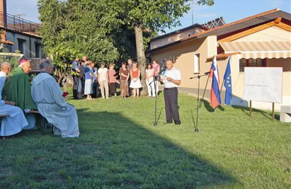 Ušani so praznovali v središču vasi, kjer si bodo postavili novo hišo