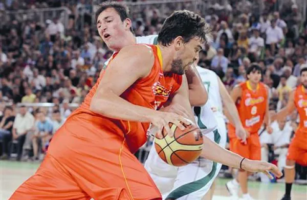 Dvoboj centrov, Primoža Brezca, ki je dosegel prvi koš v Stožicah in Marca Gasola,  mlajšega brata slovitega NBA zvezdnika Pauja