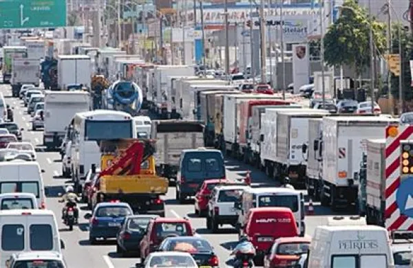 Kolone tovornjakov, ki so čakali na gorivo, so bile dolge več kilometrov. Kjer so gorivo še imeli, so ga avtomobilistom  natočili le v vrednosti 20 evrov. Liter neosvinčenega bencina stane okoli 1,60 evra
