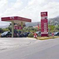 Pred eno  od po navadi samevajočih črpalk na Samosu  so se začele nabirati vrste