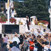 Za Slovenijo precej nenavaden prizor: pred množico po taktu plešejo in poskakujejo mlade redovnice