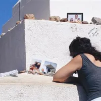 Prošnje Bogu in Mariji romarji napišejo na kamen, fotografijo ali robček in polože pod križ na