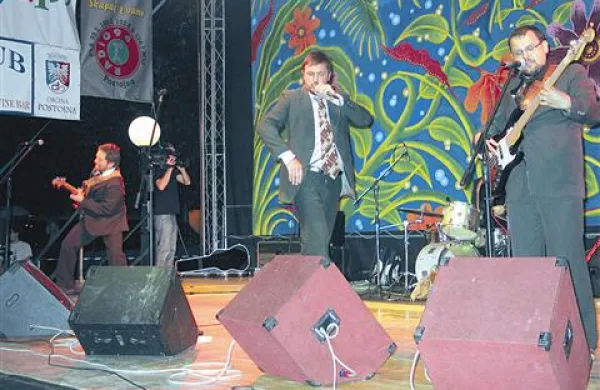 Na letošnjem festivalu Zmaj 'ma mlade je prva nastopila domača skupina Ana Pupedan
