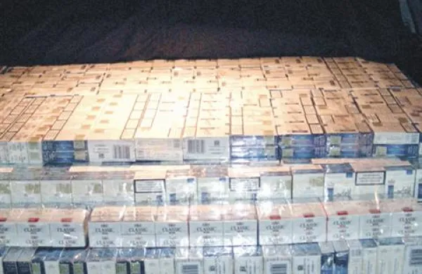 Policiste je v prtljažniku avtomobila presenetilo 1000 škatlic cigaret