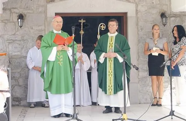 Koprski Škof Metod Pirih  (levo) ob blagoslovitvi mrliške vežice, ob njem je župnik Ivan Furlan, desno Mateja Zidarič in Dolores Hrvatin