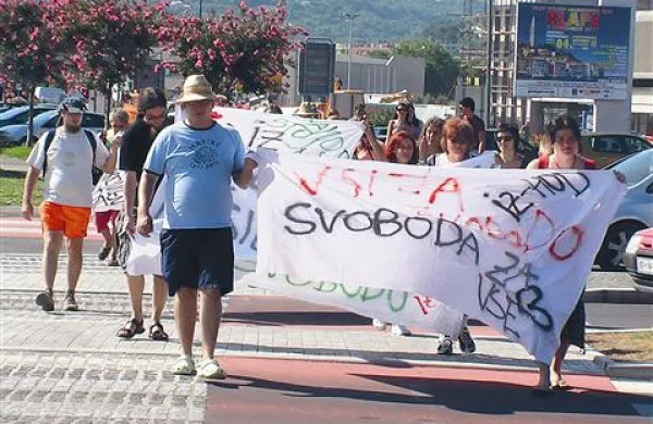   Vsi za svobodo, svoboda za vse je eden od pozivov članov gibanja Iz-hod, ki so v prizadevanju za zaprtje institucij zakorakali tudi v Koper
