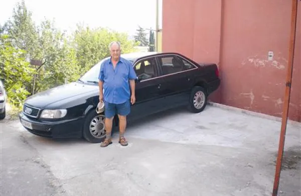 Še preden bi Jože Grbec povsem končal obnovo parkirnega prostora, je na slednjega svoj avtomobil zapeljal sosed. In ga ni več umaknil - razen,  ko je tam  parkiral svoje drugo vozilo. 