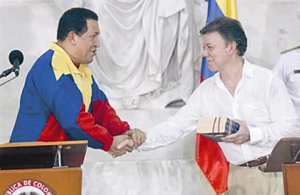 Chavez in Santos sta si segla v roke in napovedala da bosta Venezuela in Kolumbija obnovili diplomatske odnose