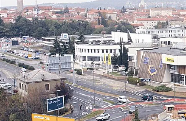 Kolesar se je od krožišča proti banki odpeljal kar po nasprotnem voznem pasu