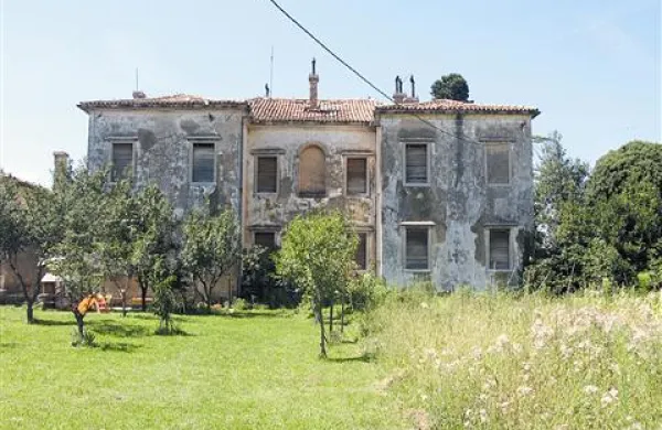 MOK na današnji dražbi prodaja bertoško palačo z grškim imenom za izklicno ceno 277.324 evrov 