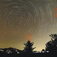 Obkrožena sta dva manjša utrinka