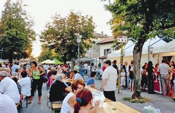 Praznovanje vaškega zavetnika sv. Roka je na glavni trg v Nabrežini pritegnilo veliko ljudi z obeh strani meje 