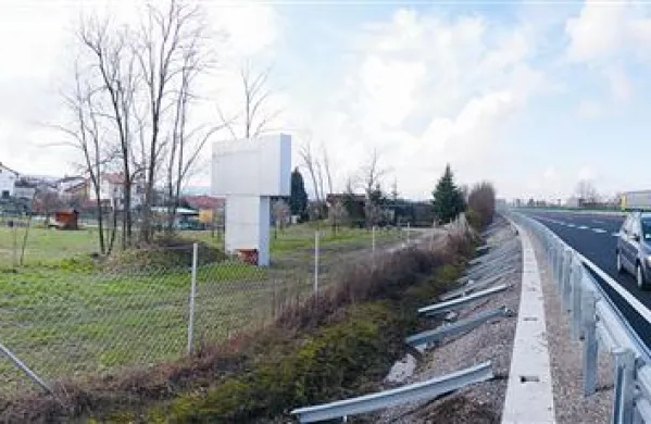 Septembra bo ljudi hrupa s ceste odrešila ograja. Nanjo bodo nato postavljali sončno elektrarno, prvo tovrstno v Sloveniji 