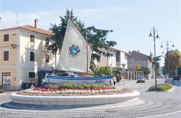 Batana na  izolskem Trgu republike. Je vprašanje, ali  sodi tja, več kot  stvar okusa?