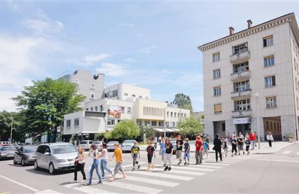 Pred dnevi smo v Novi Gorici srečali tudi skupino mladih izletnikov