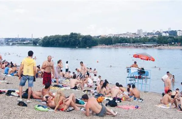 Pogled z ene strani Savskega jezera na drugo (kopno). V ozadju je Novi Beograd.  