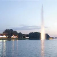 Večerni pogled z mosta, ki povezuje kopno z Ado Ciganlijo, na Savsko jezero. Ko kopalci utihnejo, se oglasi zbor  obsavskih žab. Na svoj račun pa pridejo tudi komarji, ki se z užitkom spravijo nad sprehajalce.     