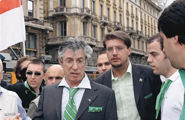 Vodja Severne lige Umberto Bossi s privrženci