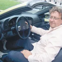 Slokar je v službo prišel s svojim zelenim saabom. Pustil ga je pred izložbo svojega pritličnega urada, ki ima pogled na tržaško sodišče ... 