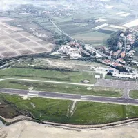Nekateri naravovarstveniki se bojijo, da bi  se  podaljšanje letališke steze morebiti zajedlo tudi v območje solin
