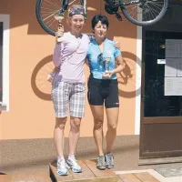 Zmagovalka med kolesarkami Katja Šorli Peternelj in tretjeuvrščena Rada Žakelj