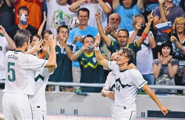 Zlatko Dedić (desno) se je po zadetku na Stožicah veselil s soigralci in navijači